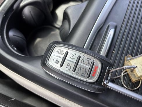 Used 2022 Chrysler Pacifica Touring-L FWD image 27