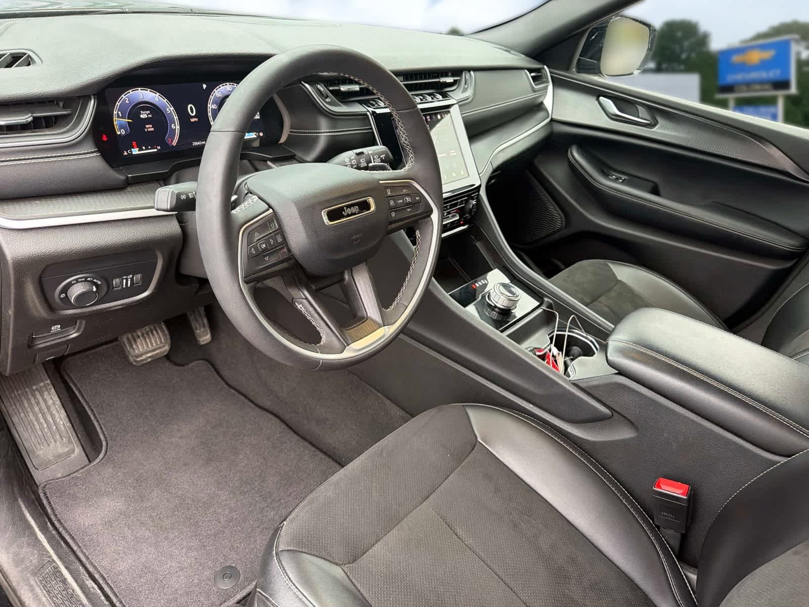 Used 2023 Jeep Grand Cherokee Altitude AWD/4WD image 9