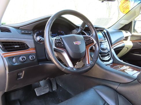 Used 2019 Cadillac Escalade Premium Luxury AWD/4WD image 35