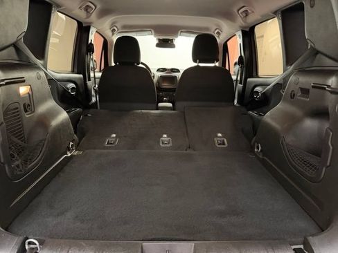 Used 2018 Jeep Renegade Latitude FWD image 30