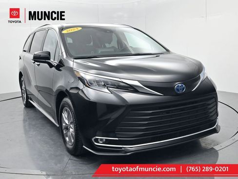Used 2024 Toyota Sienna XLE image 1