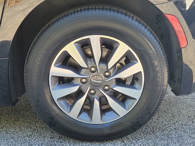 Used 2024 Chrysler Pacifica Limited FWD image 9