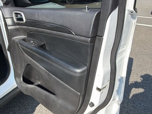 Used 2020 Jeep Grand Cherokee Laredo RWD image 18
