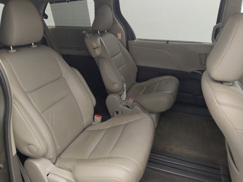 Used 2017 Toyota Sienna XLE image 19
