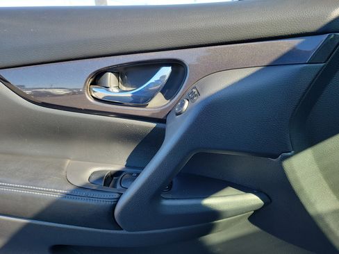 Certified 2018 Nissan Rogue SV image 17