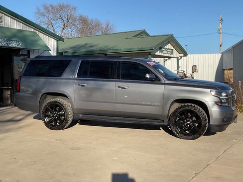 Used 2020 Chevrolet Suburban LT image 2