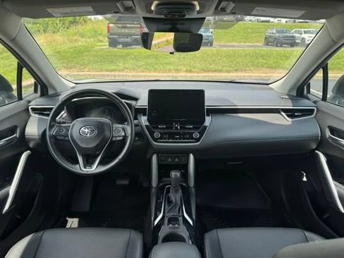 Used 2025 Toyota Corolla Cross XLE FWD image 18