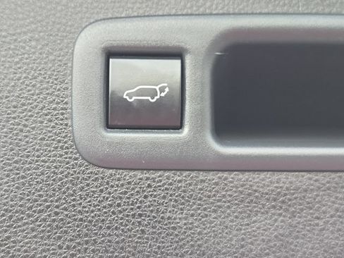 Used 2021 Toyota Highlander LE AWD/4WD image 14