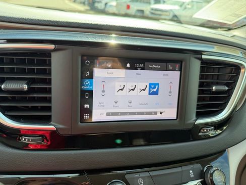 Used 2022 Chrysler Voyager LX image 28