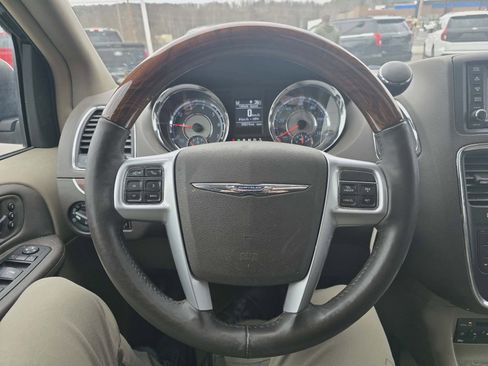 Used 2012 Chrysler Town & Country Limited w/ Luxury Group image 16