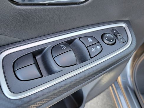 Used 2025 Nissan Versa SR w/ Trunk Package image 19