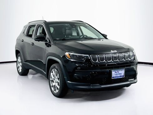 Used 2022 Jeep Compass Latitude w/ Sun and Sound Group AWD/4WD image 3