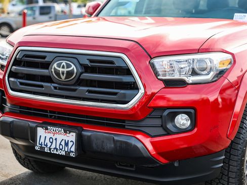 Certified 2018 Toyota Tacoma SR5 image 19