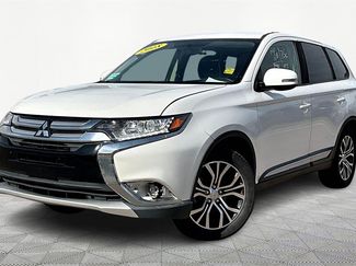 Used 2018 Mitsubishi Outlander SE image 1