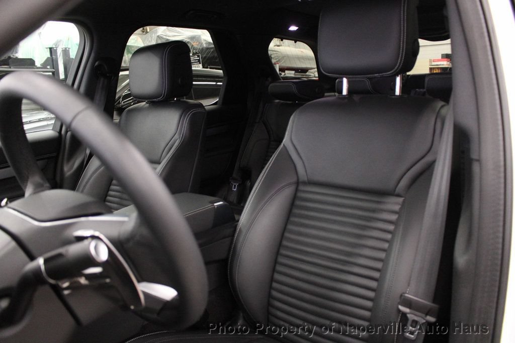 Used 2025 Land Rover Discovery Dynamic SE AWD/4WD image 12