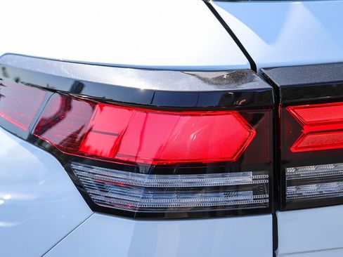 Certified 2025 Volkswagen Tiguan S FWD image 9