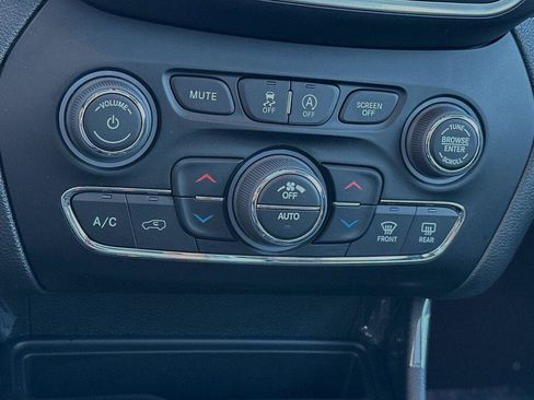 Used 2023 Jeep Cherokee Altitude Lux w/ Lux Elite Package image 18