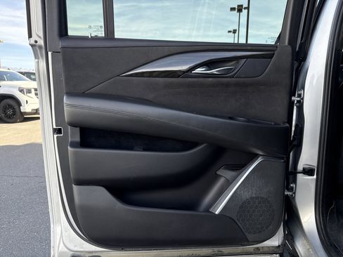 Used 2019 Cadillac Escalade ESV Platinum image 30