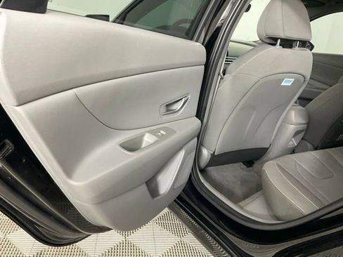 Used 2025 Hyundai Elantra SEL FWD image 12
