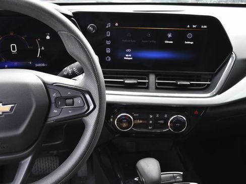 Used 2024 Chevrolet Trax LT FWD image 11