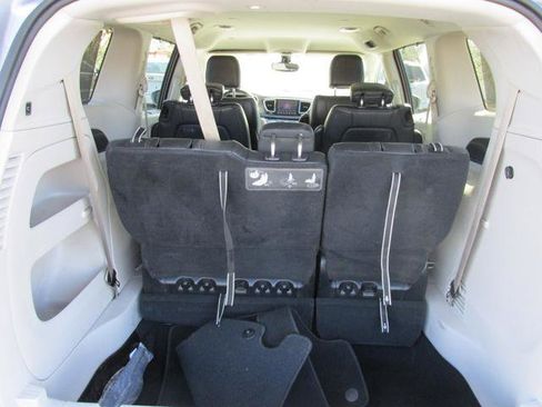 Used 2017 Chrysler Pacifica Touring-L FWD image 7