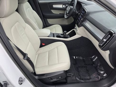 Used 2022 Volvo XC40 T5 Momentum w/ Premium Package AWD/4WD image 25
