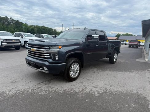 Used 2020 Chevrolet Silverado 3500 High Country w/ Z71 Off-Road Package AWD/4WD image 2