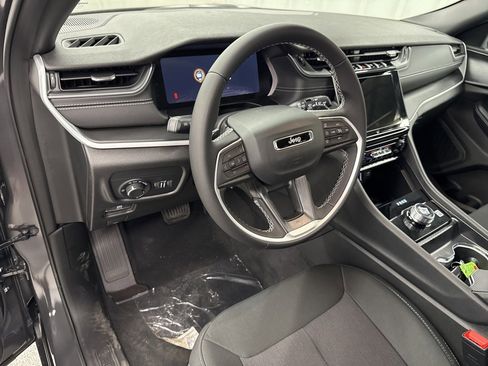 Used 2025 Jeep Grand Cherokee Laredo X image 14
