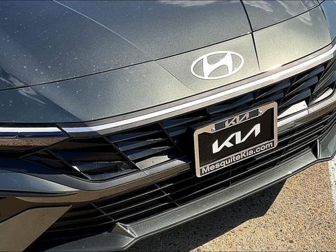 Used 2025 Hyundai Elantra Sport image 32