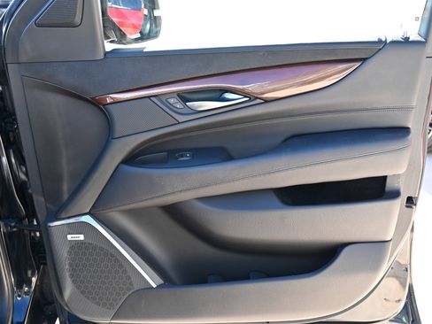 Used 2017 Cadillac Escalade ESV Luxury image 60