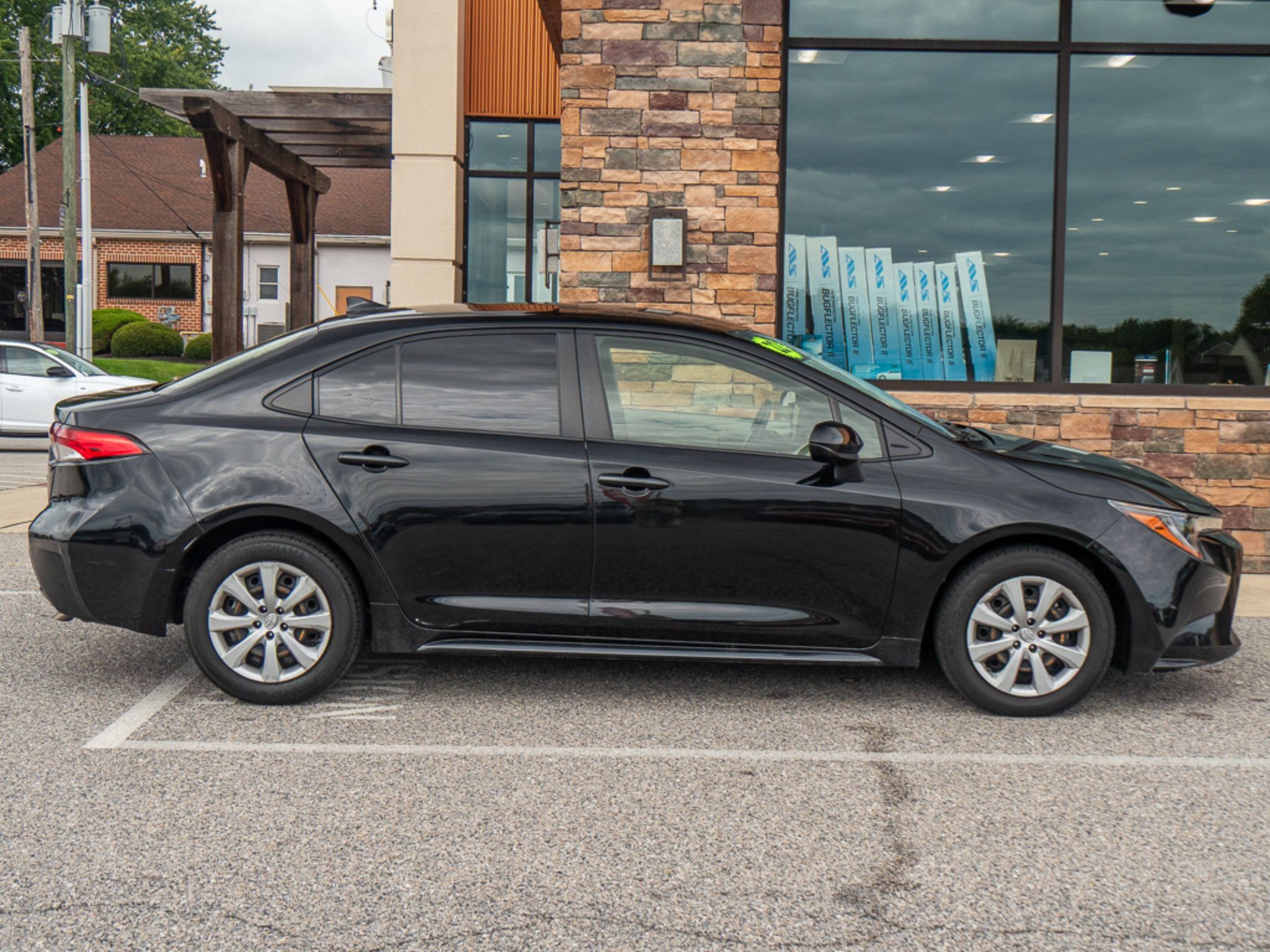 Used 2022 Toyota Corolla LE FWD image 2