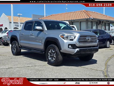 Used 2017 Toyota Tacoma TRD Off-Road AWD/4WD image 1