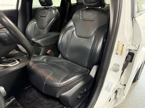 Used 2017 Jeep Cherokee Overland w/ Technology Group AWD/4WD image 22