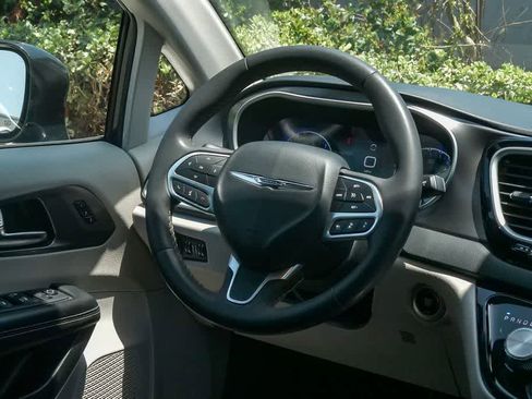 Used 2022 Chrysler Pacifica Touring-L FWD image 14