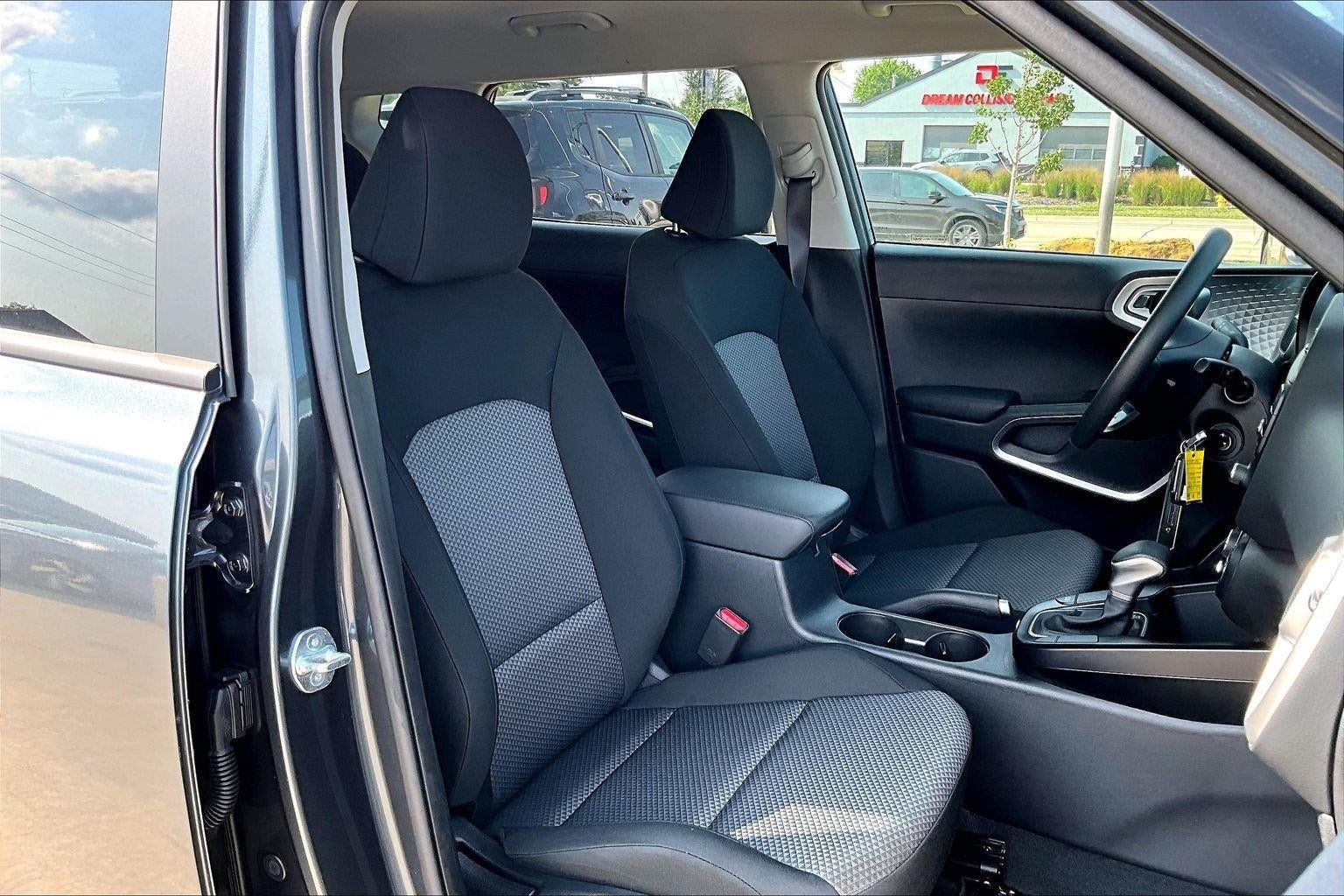 Used 2025 Kia Soul LX w/ LX Technology Package FWD image 27