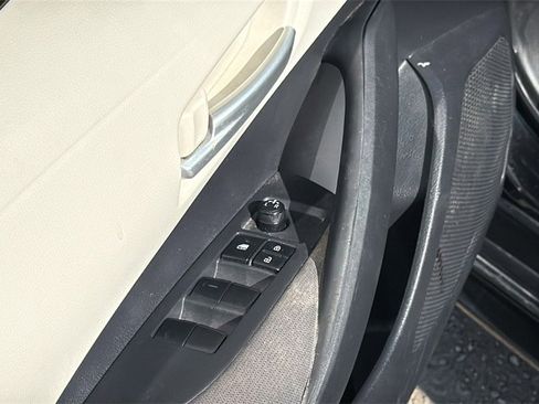 Used 2020 Toyota Corolla LE image 9