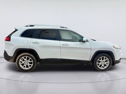 Used 2017 Jeep Cherokee Latitude w/ Safety/Convenience Group FWD image 2