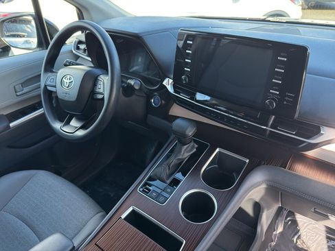 Used 2024 Toyota Sienna LE image 19