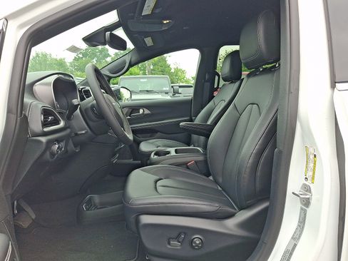 Used 2026 Chrysler Pacifica Select FWD image 9