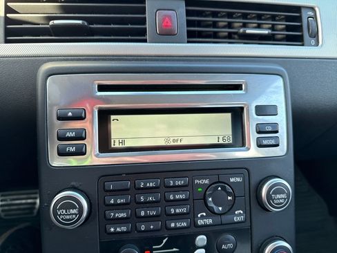 Used 2010 Volvo V70 R-Design image 25