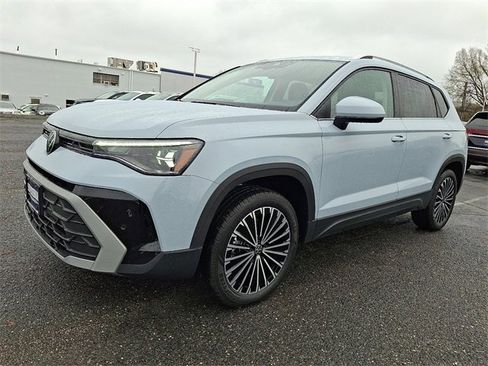New 2026 Volkswagen Taos SE image 2