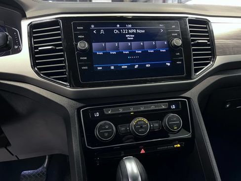 Certified 2022 Volkswagen Atlas Cross Sport SE w/ Panoramic Sunroof Package FWD image 25
