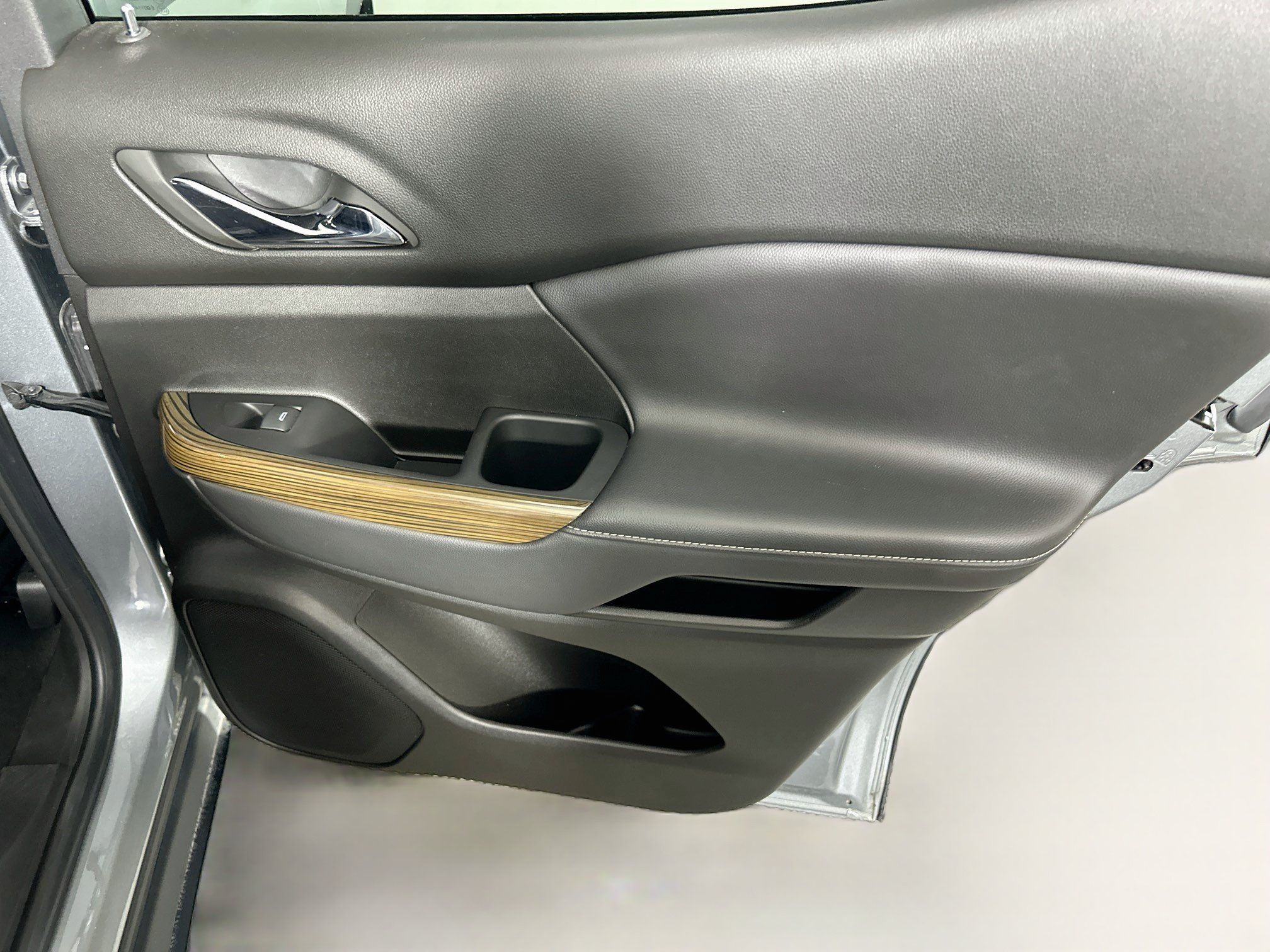 Used 2023 GMC Acadia SLE FWD image 29