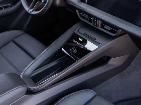 Certified 2025 Porsche Macan Electric RWD image 33