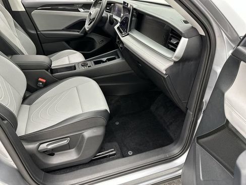 Certified 2025 Volkswagen Tiguan SE AWD/4WD image 24