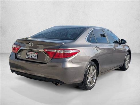 Used 2017 Toyota Camry SE image 5