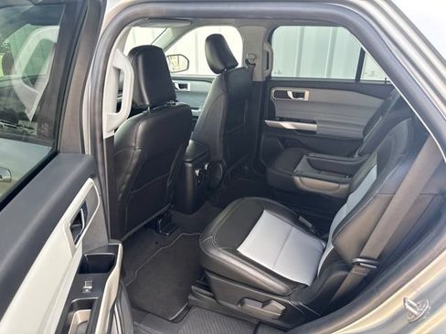 Used 2022 Ford Explorer XLT w/ Equipment Group 202A RWD image 16