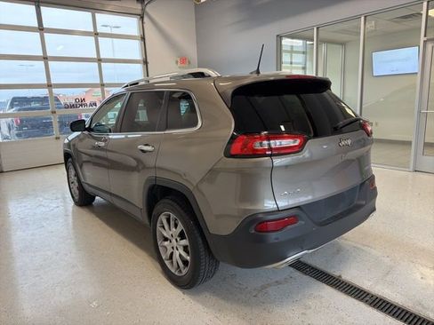 Used 2018 Jeep Cherokee Limited w/ Luxury Group image 5
