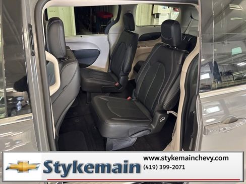 Used 2022 Chrysler Pacifica Touring-L image 6