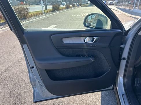 Certified 2025 Volvo XC40 B5 Plus AWD/4WD image 16